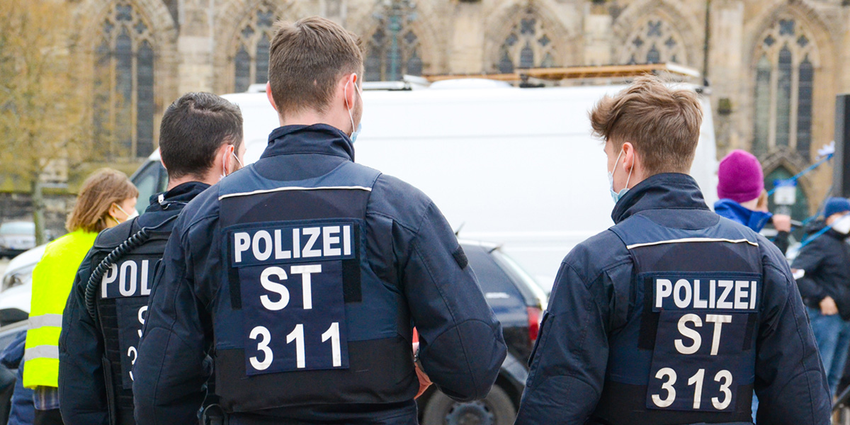 Polizisten mit Kennzeichnung auf dem Domplatz in Magdeburg. 