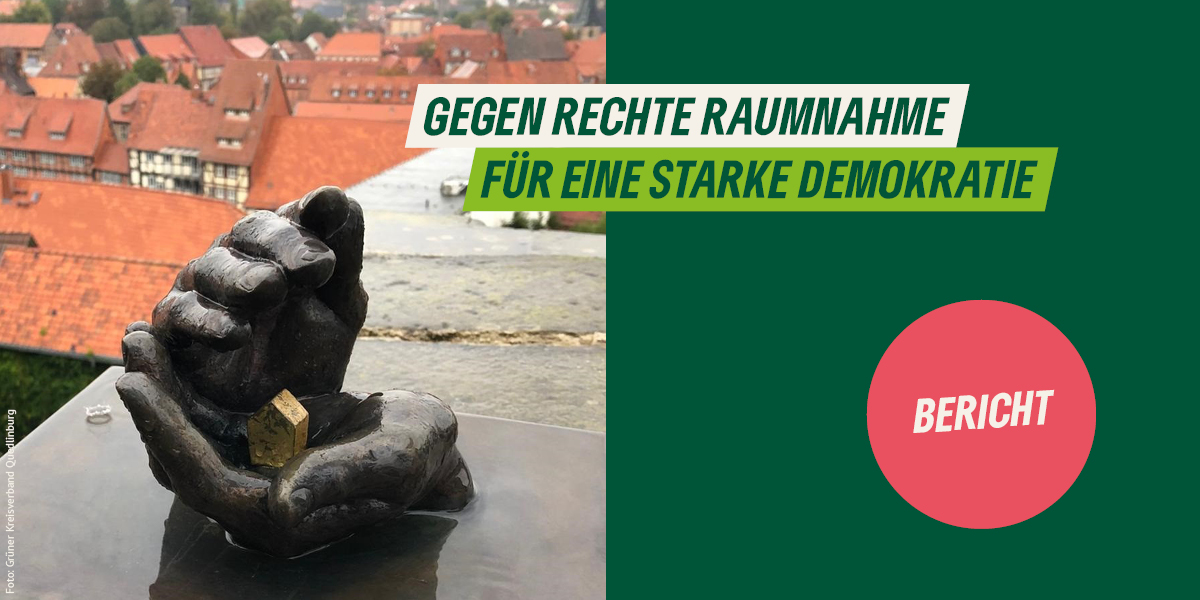 KI generiert: Das Bild zeigt eine Skulptur in Form einer Hand, die einen kleinen Würfel hält, vor einem Hintergrund mit roten Dächern einer Stadt. Daneben befinden sich Textelemente, die eine politische Botschaft gegen rechte Raumnahme und für eine starke Demokratie übermitteln.