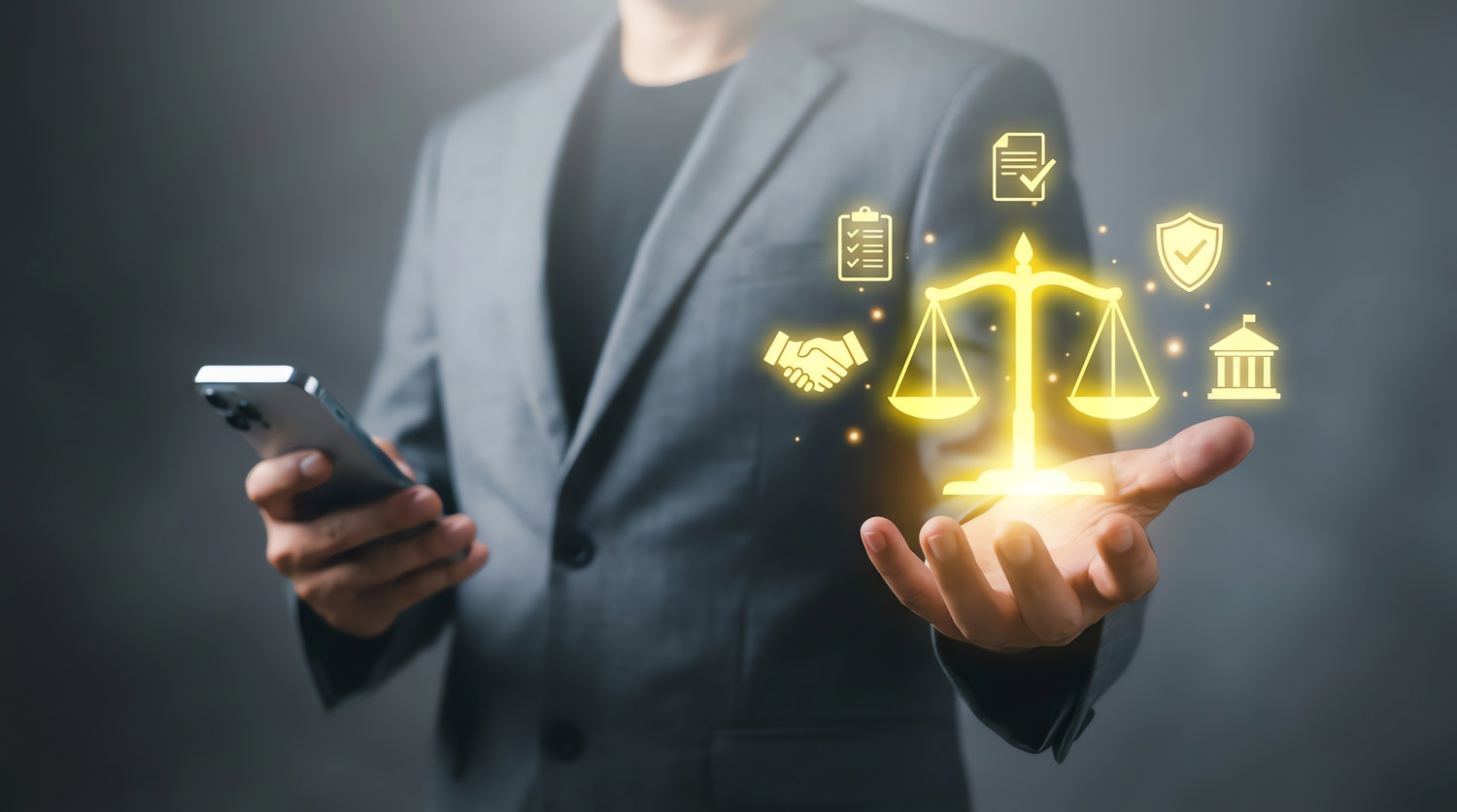 KI generiert: Das Bild zeigt eine Person im Anzug, die ein Smartphone hält, während schwebende Symbole für Recht und Justiz, wie eine Waage und andere Gesetzessymbole, über ihrer Hand zu sehen sind. Der Hauptinhalt des Bildes ist das Zusammenspiel von moderner Technologie und Recht.
