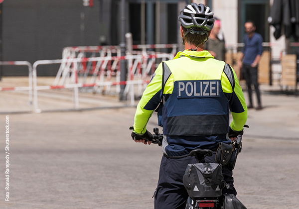 Ein Polizist auf einem Fahrrad.