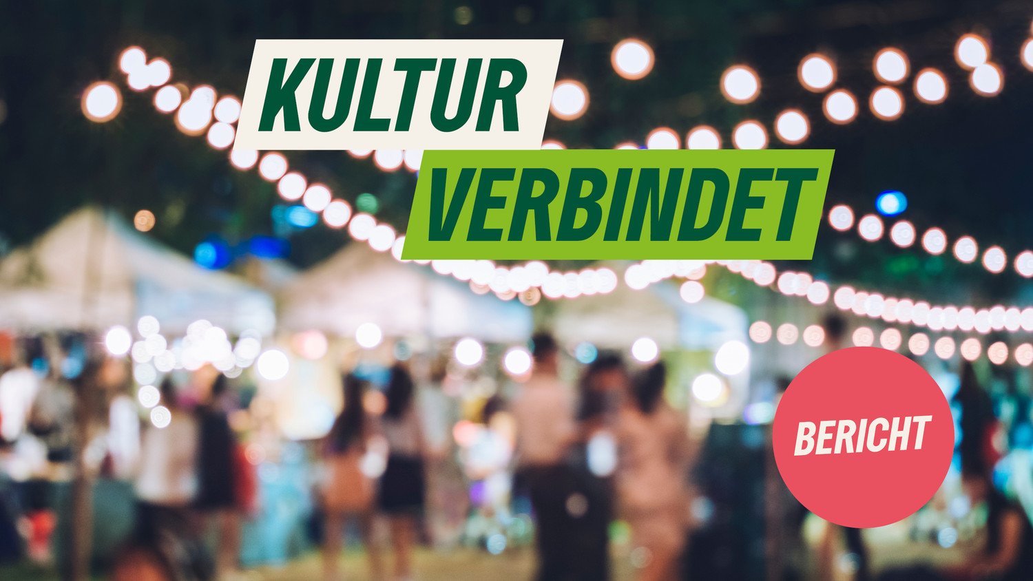 KI generiert: Das Bild zeigt eine verschwommene Szene eines Outdoor-Events mit Lichterketten und Menschen. Im Vordergrund sind die Worte "KULTUR VERBINDET" und "BERICHT" in großen Buchstaben zu sehen.