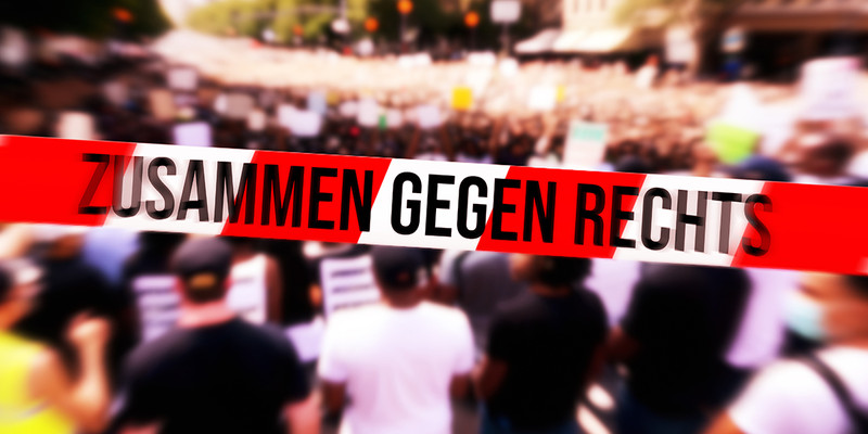 KI generiert: Das Bild zeigt eine Menschenmenge bei einer Demonstration, die gegen Rechtsextremismus protestiert. Ein rotes Band mit der Aufschrift "ZUSAMMEN GEGEN RECHTS" ist prominent im Vordergrund zu sehen.