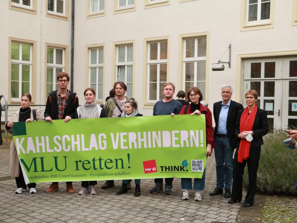 Studierende mit Protestplakat im Innenhof des Landtages von Sachsen-Anhalt. 