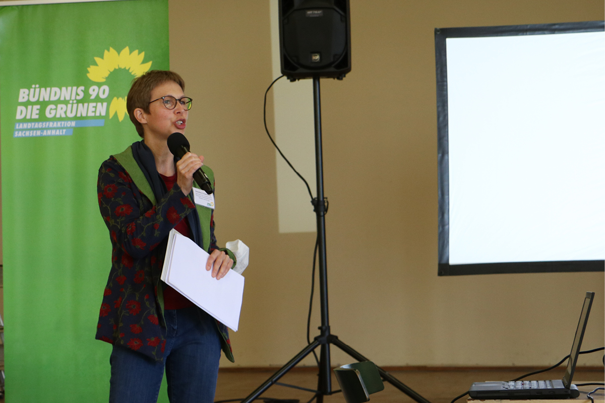 Dorothea Frederking spricht bei der Veranstaltung Solidarische Landwirtschaft. 