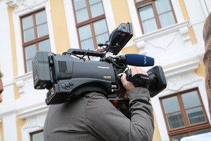 Eine Kamera des MDR vor dem Landtag von Sachsen-Anhalt