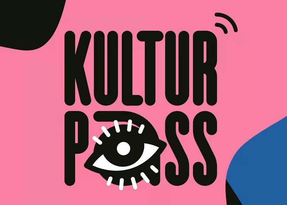 KI generiert: Das Bild zeigt grafische Textgestaltung mit dem Wort „Kulturpass“ auf rosafarbenem Hintergrund. Ein stilisiertes Auge ist in das Wort „Pass“ integriert.