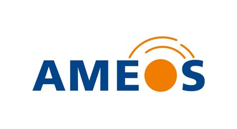 KI generiert: Das Bild zeigt das Logo von AMEOS. Es besteht aus dem Schriftzug "AMEOS" in blauen Buchstaben mit einem orangefarbenen Kreis, der teilweise das "O" bildet und von drei geschwungenen Linien überragt wird.