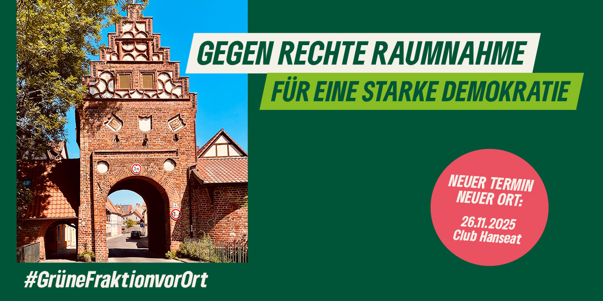 KI generiert: Das Bild zeigt ein historisches Backstein-Tor, daneben steht ein Plakat mit dem Slogan "Gegen rechte Raumnahme, für eine starke Demokratie" und Hinweisen auf einen neuen Veranstaltungstermin.