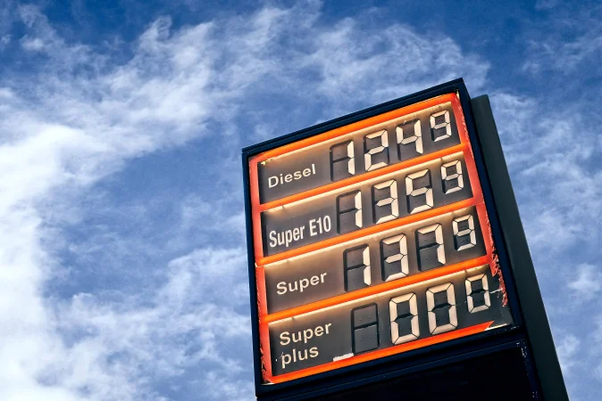 KI generiert: Das Bild zeigt eine Preisanzeige einer Tankstelle vor einem bewölkten Himmel, die die aktuellen Preise für Diesel, Super E10, Super und Super Plus Kraftstoffe anzeigt. Der Hauptinhalt des Bildes ist die Darstellung der Kraftstoffpreise.
