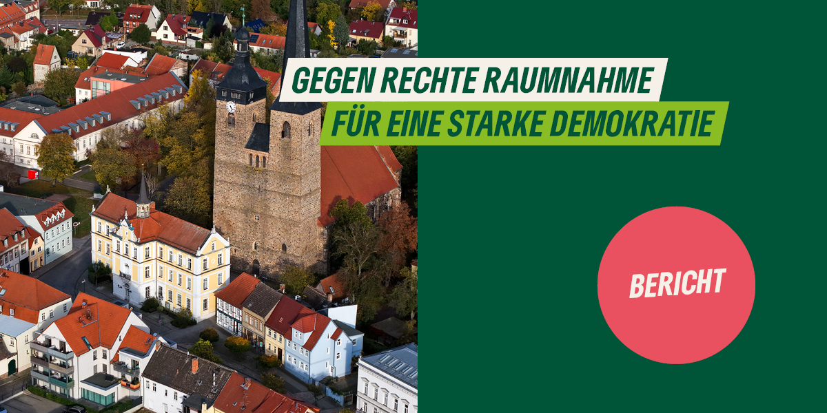 KI generiert: Das Bild zeigt eine Luftaufnahme einer Stadt mit einer markanten Kirche und Gebäuden. Daneben befindet sich ein Text, der sich gegen rechte Raumnahme und für eine starke Demokratie ausspricht.