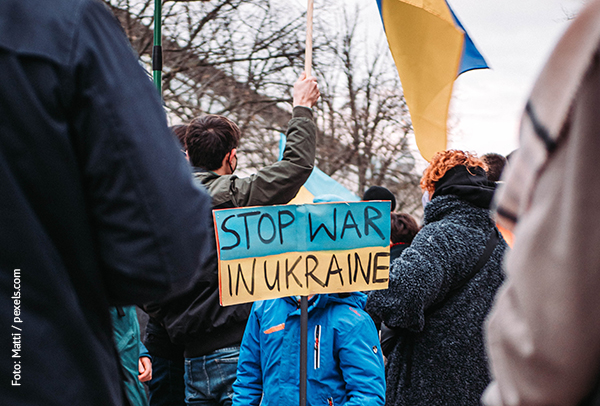 Ein Kild hält ein Protestschild gegen den Angriffskrieg gegen die Ukraine in der Hand. 