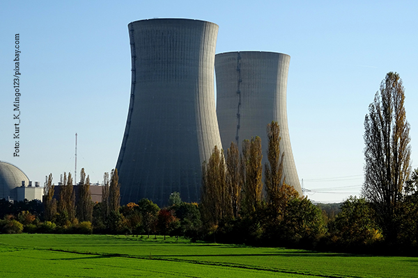 Zwei Schornsteine eines Atomkraftwerkes. 