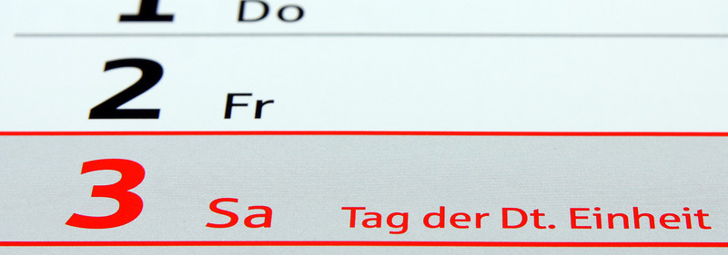 KI generiert: Das Bild zeigt einen Ausschnitt aus einem Kalender, auf dem die Tage 1, 2 und 3 markiert sind. Der 3. ist ein Samstag und als "Tag der Deutschen Einheit" hervorgehoben.