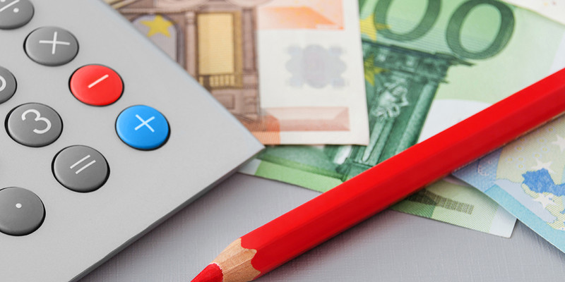 KI generiert: Das Bild zeigt einen Taschenrechner und Euro-Geldscheine, begleitet von einem roten Bleistift. Der Hauptinhalt des Bildes ist das Thema Finanzen und Berechnungen.