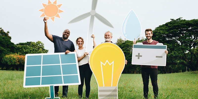 KI generiert: Das Bild zeigt eine Gruppe von vier Menschen, die Plakate mit Symbolen für erneuerbare Energien und Nachhaltigkeit halten, wie Sonne, Windrad, Wasser, Solarzelle und eine Batterie. Sie stehen auf einer Wiese, was auf das Thema Umweltbewusstsein hinweist.