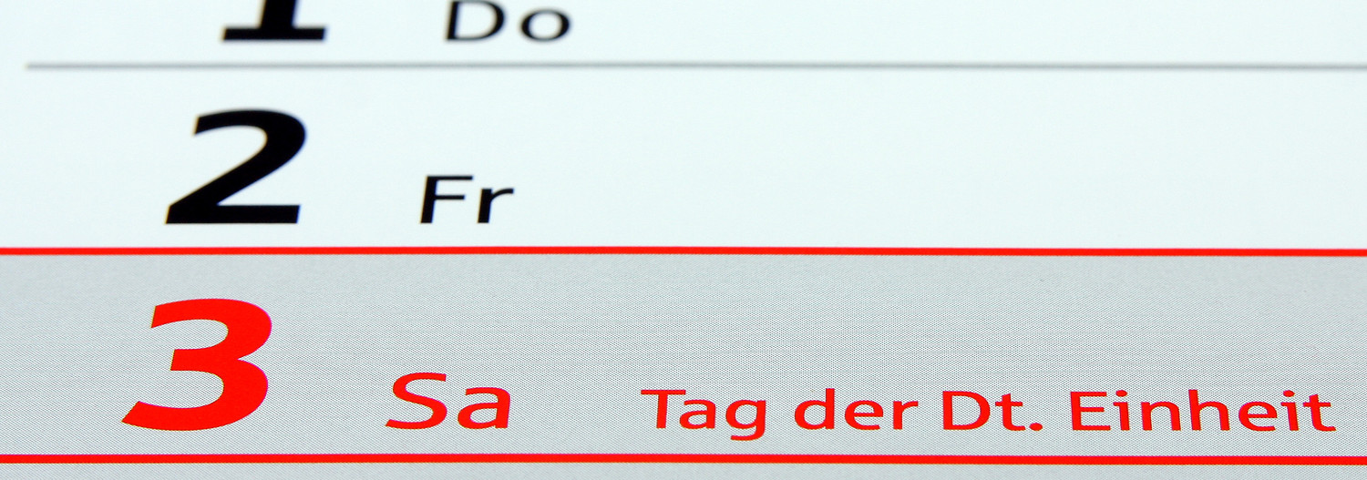 KI generiert: Das Bild zeigt einen Ausschnitt aus einem Kalender, auf dem die Tage 1, 2 und 3 markiert sind. Der 3. ist ein Samstag und als "Tag der Deutschen Einheit" hervorgehoben.